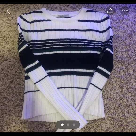 Long Sleeve Crop Top - Picture 1 of 2